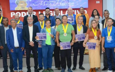 O Presidente e Ex. Coordenadora Geral da Pastoral do Menor de Alagoinhas recebe a medalha Mãe Helena de Honra ao Mérito Social