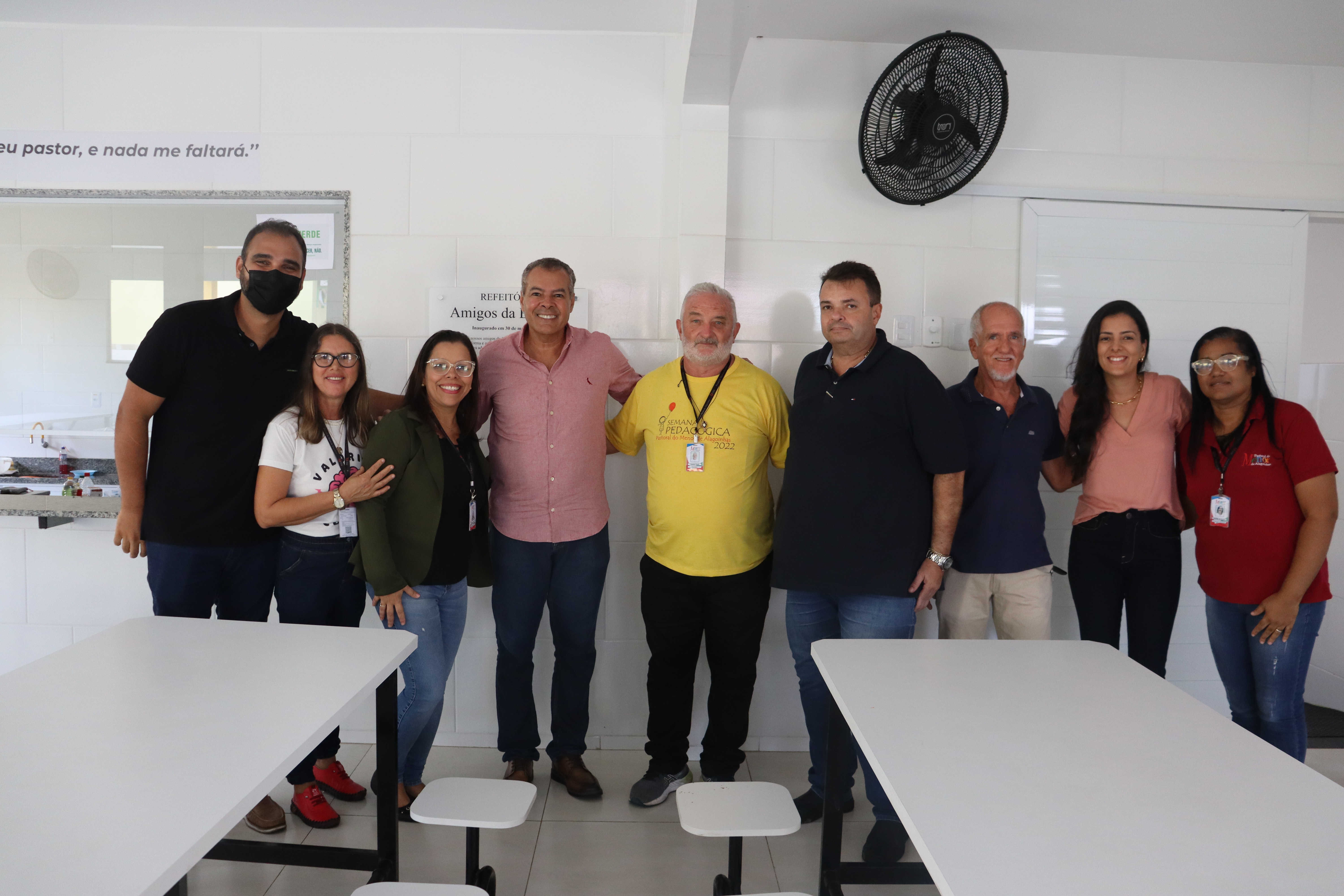 Prefeito Joaquim Neto a sede da Pastoral do Menor em Alagoinhas após reforma de revitalização.